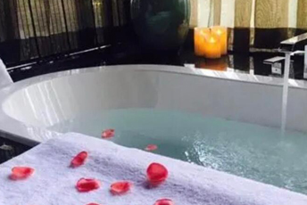 宁波水疗池中的失重冥想：当身体学会漂浮